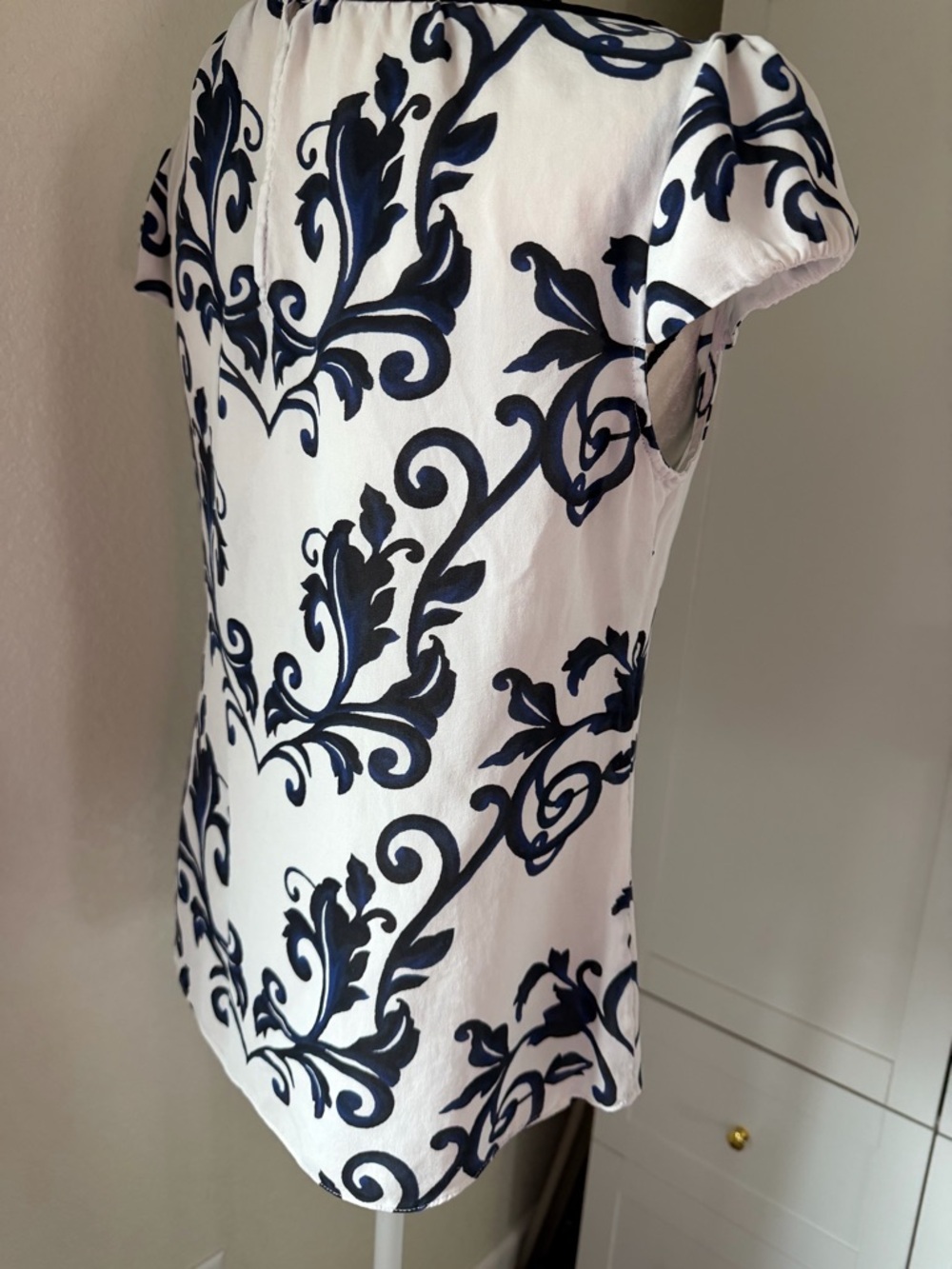 White House Black Market Silk Top, Size 8 - Picture 6 of 16